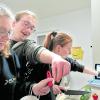 Regina Ströbele, Niklas Kübler und Jasmin Dörr (von links) kochen gemeinsam in der inklusiven Wohngemeinschaft in der Nördlinger Altstadt.  	