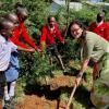 Es war ein Riesenfest, erzählt Sylvia Rohrhirsch: Gemeinsam mit den Schülern von Eldoret feierte sie Anfang des Jahres das fünfjährige Bestehen der Schule, die sie aufgebaut hat. 	 	

