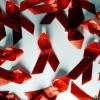 Aktuell leben in Deutschland etwa 96.700 Menschen mit HIV. Die roten Aids-Schleifen sind ein Zeichen der Solidarität mit Betroffenen. 