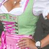 In Dirndl und Lederhose ließen sich zahlreiche Wertinger Volksfestbesucherinnen fotografieren. Aus ihnen wird nun die Miss Zusamtal 2016 gewählt. 