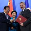 DFB-Präsident Reinhard Grindel schloss im November ein Abkommen mit dem stellvertretenden chinesischen Bildungsminister Hao Ping und Vize-Premierministerin Liu Yandong ab.