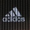 Das Logo mit Schriftzug des Sportartikelherstellers adidas AG wird am Rande der Bilanz-Pressekonferenz des Unternehmens auf eine Wand projiziert.