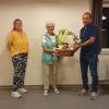 Einen Geschenkkorb gab es für Leni Schönknecht, die nach 34 Jahren als Vorturnerin verabschiedet wurde. Im Bild von links Karin Kirchdorfer-Wurm, Leni Schönknecht und Norbert Endres. 	