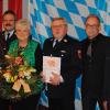 Amtswechsel bei der Freiwilligen Feuerwehr in Wehringen (von links): Vorsitzender Christoph Kastl, Christiane Vonay, Ehrenkommandant Stefan Vonay, Ursula Holzmann, Ehrenmitglied Franz Holzmann, Bürgermeister Manfred Nerlinger und Wilhelm Stegmann.  	Foto: Anja Fischer