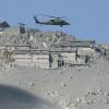 Zu Fuß und per Helikopter suchen Rettungskräfte nach dem Vulkanausbruch auf dem Ontakesan nach Opfern.