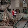 Havanna: Kubaner umarmen sich im Bezirk Regla, nachdem ein Tornado Verwüstung angerichtet hat.