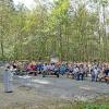 Pfarrer Thomas Pfefferer zelebrierte den Waldgottesdienst anlässlich der Neugestaltung des Platzes beim „Violauer Däfele“.