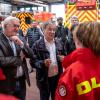 Bundespräsident Frank-Walter Steinmeier und Ministerpräsident Armin Laschet sprechen beim Ortsbesuch in Erftstadt mit Einsatzkräften der Deutschen Lebens-Rettungs-Gesellschaft (DLRG).