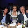 Fußball-Legende Franz Beckenbauer (r), die ehemalige Skirennläuferin Maria Höfl-Riesch und ihr Mann Marcus Höfl bei einer Gala.