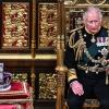 
König Charles neben der Krone mit dem Namen "Imperial State Crown". Zu seiner Krönung fahren Gäste mit Outfits einer Stilberaterin aus Senden.