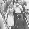 Jürgen Vietor (Bildmitte) und die am Bein verletzte Stewardess Gabi Dillmann verlassen am 18. Oktober 1977 als erste die in Frankfurt gelandete Lufthansa-Maschine "Köln". 