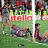 Fassungslose Bayern: Michael Tarnat, Oliver Kahn und Mehmet Scholl nach der "Mutter aller Niederlagen" 1999 gegen Manchester United.
