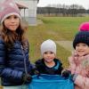 Amaya (8 Jahre alt), Felix (3) und Amalia (6) sammeln in Lengenfeld fleißig Müll.