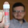 Redakteur Fabian Kluge hat sich mit einem Antikörpertest von dm selbst auf das Coronavirus getestet.