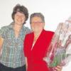 Maria Frommel (l.) dankt Gemma Rohrmeir, die 25 Jahre lang Vorsitzende der Frauengruppe Hiltenfingen war.  