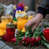 Blumen, Plüschtiere und Kerzen liegen in Backnang (Baden-Württemberg) in der Nähe eines Hauses, in dem bei einem Brand sieben Kinder und eine Frau ums Leben gekommen waren.