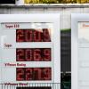 Die Preisanzeige einer Tankstelle zeigt an: Spritpreise in Deutschland befinden sich auf einem Allzeithoch.