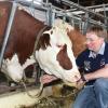 Armin Amberger aus Türkheim hält seine Kühe angebunden im Stall. Schlecht geht es seinen Tieren deswegen nicht, sagt er. 