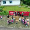 Kindergartenkinder, ihre Betreuer und Projektbeteiligte beim Spatenstich für den Anbau des Kindergartens St. Sebastian in Biberach.