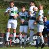 FCG-Kapitän Fabio Kühn (links) beobachtet, wie in der Gundelfinger Mauer (von links) Marius Brugger, Jonas Schneider, Elias Weichler, Janik Noller, Julian Elze hochsteigen, um dem Ball den Weg in Richtung Tor von Timo Ratter (im Hintergrund) zu verbauen. In dieser Szene klappte das, zweimal kam die Kugel aber durch.