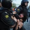 Ausschreitungen bei Amtseinführung Putins: Die Russische Polizei verhaftet Demonstranten in Moskau.