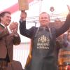 Bürgermeister Florian Mayer und Brauereichef Umberto von Beck-Peccoz (links) wollen mit Festwirt Holger Regler besprechen, warum so vieles schieflief beim Meringer Volksfest.