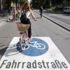 Augsburg will mehr für Radfahrer tun: In der Neuburger Straße entsteht ein Fahrradweg.