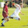 Mit Glück und Nervenstärke zu Fall gebracht hat Bezirksligist SV Ettenbeuren den Kreisklasse-Neuling FC Reflexa Rettenbach. In dieser Szene bremst Gästespieler Marco Rabus den Vorwärtsdrang des Rettenbachers Michael Spendel. 