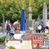 Das Legoland in Günzburg wird am 30. Mai und damit zwei Monate später als geplant öffnen. Die Besucher müssen sich wegen der Corona-Pandemie auf eine Reihe von Veränderungen einstellen. 	