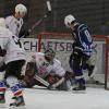 Bedauernswert war EVW-Goalie Christian Berroth im Spiel gegen Riessersee. Er musste in seinem ersten Spiel gleich fünf Gegentore einstecken.