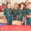 Schülerinnen aus der 1. bis 4. Klasse, die sich in keltische Gewänder gekleidet haben, präsentierten ihren selbst hergestellten Schmuck, darunter Ketten aus bunten Fimo- und Filzperlen sowie Broschen. 	