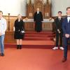 Kleine Konfirmation unter Corona-Bedingungen in der Krumbacher Apostelkirche am Sonntag. Unser Bild zeigt von links die Konfirmanden Marius Huber-Denzel, Annalena Leinauer, Lukas Gramminger und Nathan Paul Lengdobler mit Pfarrer Eugen Ritter. 	