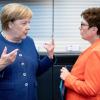 Streit? Dafür lassen sich keine Belege finden. Auch wenn Kanzlerin Angela Merkel und die CDU-Parteivorsitzende Annegret Kramp-Karrenbauer keine besten Freundinnen sind, bilden sie auf politischer Ebene ein verlässliches Gespann.
