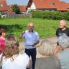 Bei einem Ortstermin in Attenhofen haben Anwohnern, Bürgermeister Wolfgang Fendt und die Bauherrin über das Vorhaben diskutiert.  	