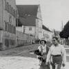 Bad Wörishofen vor über 100 Jahren, im Vordergrund Spaziergänger auf der Hauptstraße. Die Szene entstammt dem Stummfilm „Die Kneippkur“ aus dem Jahr 1923. 