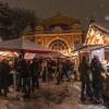 Eingebettet in die Kulisse des charismatischen Kurhauses verleiht dem Gögginger Weihnachtsmarkt einen märchenhaften Charme - Winterzauber inklusive.