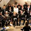 Posaunen- und Kirchenchor beim weihnachtlichen Jubiläumskonzert in der Holzkirchener Peter- und Paul-Kirche. 	