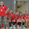 Ernste Gesichter gab es bei Trainer Herbert Vornehm und Sabrina Fischer (Nr. 13) bei der Heimniederlage am ersten Spieltag. Beim Sieg in Gröbenzell lief es besser. So wollen die Handballerinnen auch gegen Erlangen auftreten. 