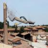 Hier wird ein durch das erste Erdbeben beschädigter Schornstein abgerissen. In der Region Emilia Romagna hatte vor gut einer Woche bereits ein starkes Erdbeben die Region erschüttert.