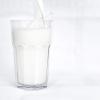 Wie lange ist H-Milch geöffnet haltbar? Muss sie in den Kühlschrank? Alle Infos zur Haltbarkeit.