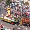 Beim Festumzug in Thierhaupten waren die Straßen in der Vergangenheit meistens ziemlich voll. Kein Wunder, schließlich sind die Blumenmotive und prächtige Pferdewägen wahre Hingucker. Die wollte sich natürlich niemand entgehen lassen.