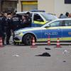 Einsatzkräfte der Polizei sichern den Tatort in Mannheim.