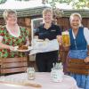 Sie versteigern vier Oktoberfeste für jeweils 20 Personen: Ursula Bader (von links) grillt die Gockel, Andrea Miller (Zitherbäck) stellt die Brezen, Simone Munding Lokation und Bier und Ines Scharpf (nicht im Bild) bedient die Gäste. <b>    Foto: Andreas Langer</b>
