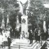 Dieses Foto aus dem Stadtarchiv zeigt die Einweihung des Kriegerdenkmals von Straßberg am 14. September 1919. Der Stifter Josef Zerrle steht links auf dem Sockel vor dem Stuhl. 
