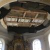 Von dort oben stürzten große Teile des Deckenfreskos „Weissagung Simeons“ in den Altarraum der Anhofer Kirche.  	