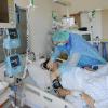 Ein Krankenpfleger versorgt in einem Hamburger Krankenhaus einen mit dem EHEC-Erreger erkrankten Patienten. dpa