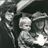 Anita Pallenberg und Keith Richards mit Söhnchen Marlon.