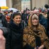 Sahra Wagenknecht (l) und Alice Schwarzer vor dem Brandenburger Tor in Berlin.