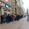 Seit den frühen Morgenstunden warten die Fans vor dem FCA-Café. Die Tickets für die Auswärtspartie beim FC Bayern, die seit Dienstagvormittag zum Verkauf stehen, sind natürlich heiß begehrt.