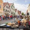 Was gab es da auf dem Altstadtflohmarkt in Nördlingen am Samstag nicht alles zu entdecken: Spielsachen, Kleider, Schuhe, Schmuck, Kunstgegenstände oder Körbe. Gerade am Vormittag war der Flohmarkt sehr gut besucht, die Besucherinnen und Besucher bummelten durch die Straßen. Unser Fotograf Josef Heckl war mit seiner Kamera unterwegs und hat einige Impressionen eingefangen.